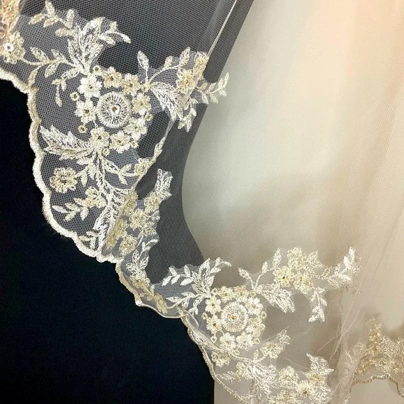 Scalloped Edge Lace Bridal Veil - Picture 11 of 16